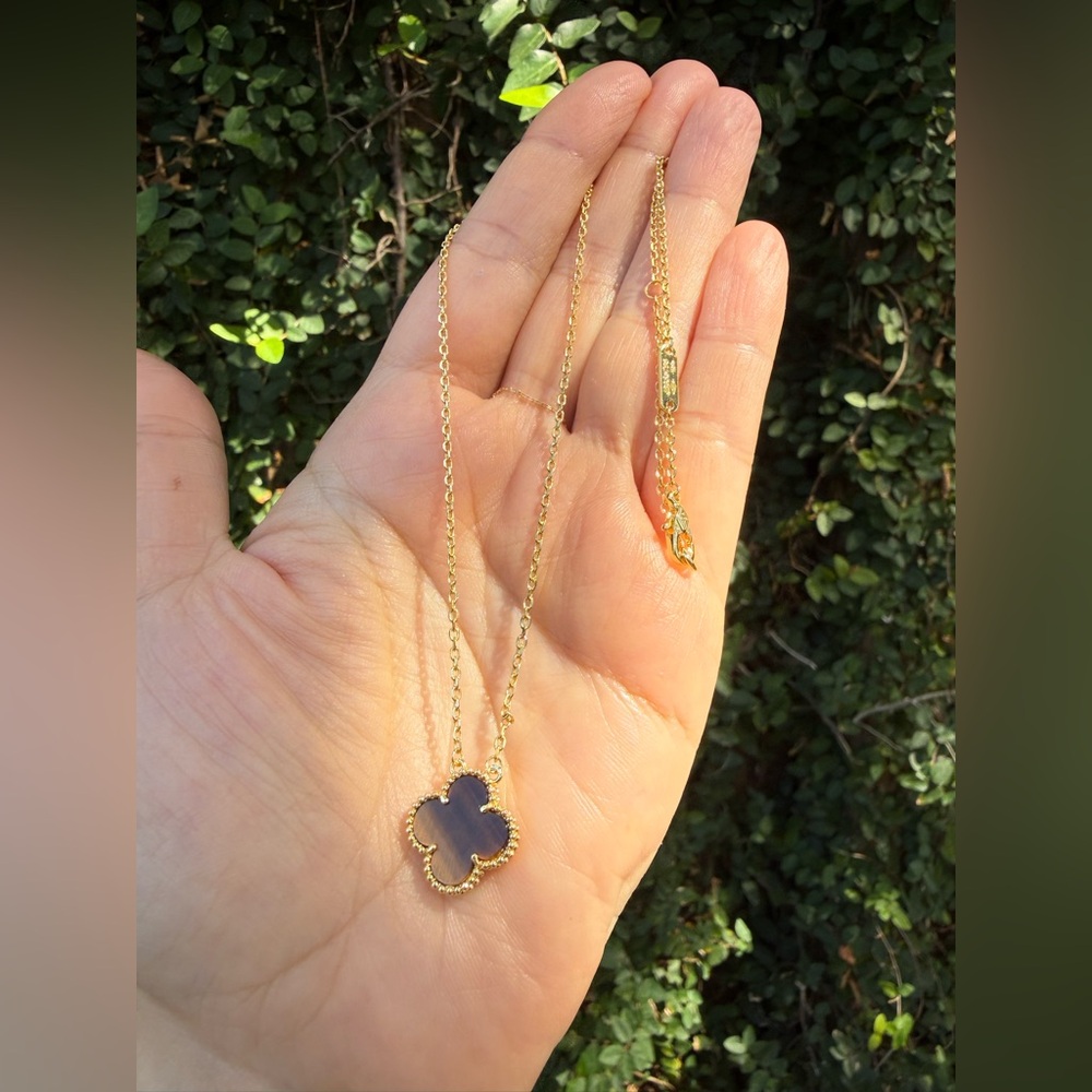 Cloverleaf one motif Yellow Gold Tiger Eye Necklace

Waterproof - Picture 3 of 7